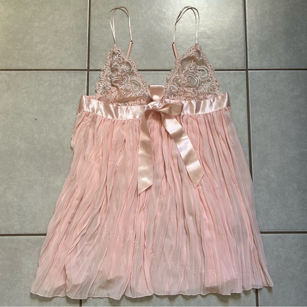 Victoria's Secret Pleated Bow Babydoll dress with
Satin Trim Bow - Picture 2 of 10